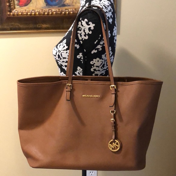 Michael Kors Handbags - 🤎Michael Kors Large carry all textured leather classic tote